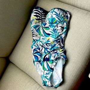 NWT Tommy Bahama size 4 bandeau swimsuit